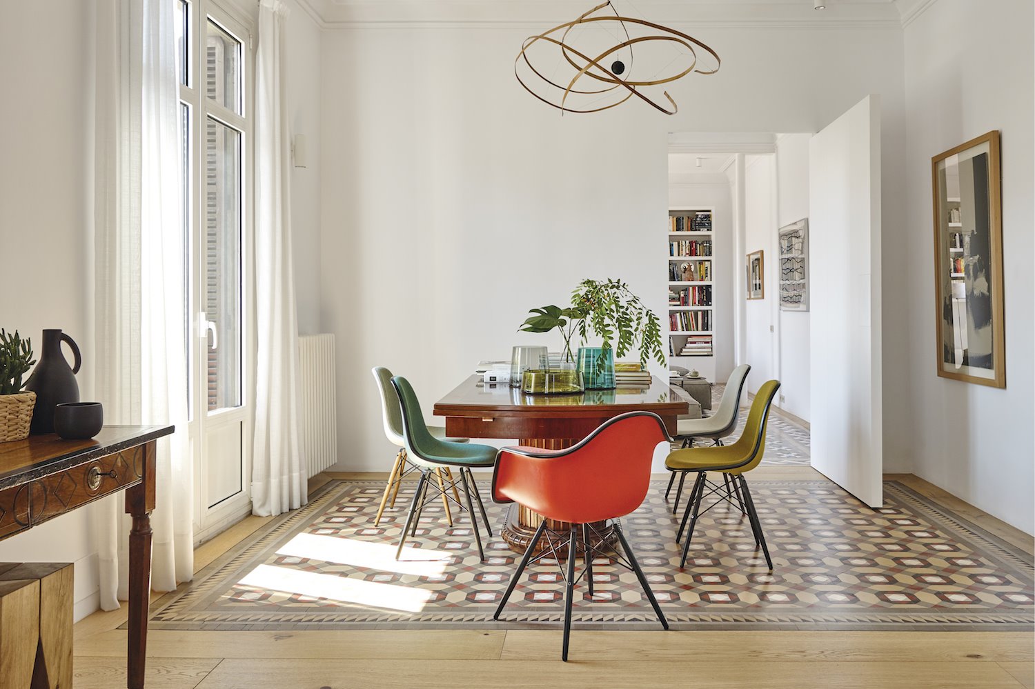Comedor con suelo hidraulico combinado con parquet de madera